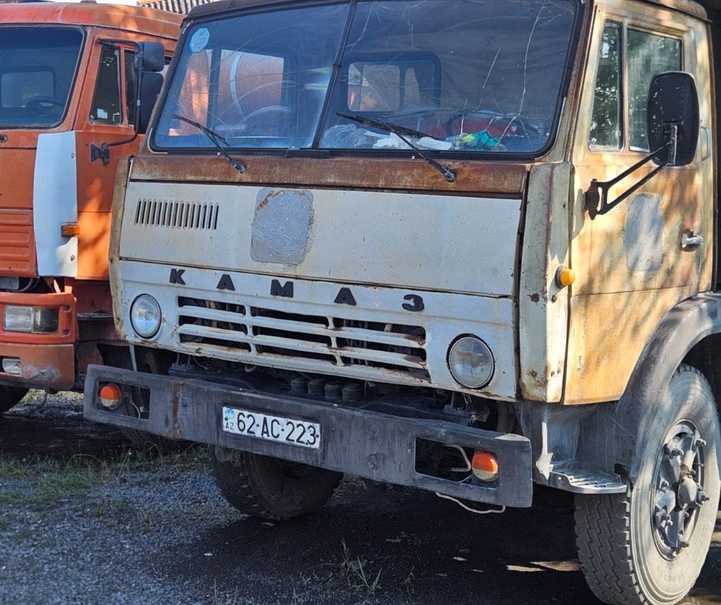 AAY DÖVLƏT AGENTLİYİNİN ZAQATALA RAYON 14 NÖMRƏLİ YOL İDARƏSİNİN YENİ RƏHBƏRLİYİ İDARƏ MAŞINLARINI LOQOLARINI NİYƏ SÖKÜB?