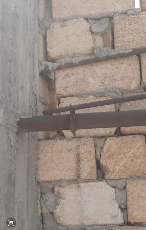 Coratda absurd mənzərə: Boş qaz boruları sakinlərin yolunu kəsdi - FOTOLAR