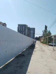 Qaraçuxurda "dərəbəylik": "Günəş" MTK sakinlərin etirazına məhəl qoymayaraq küçəni hasarladı – FOTOFAKT