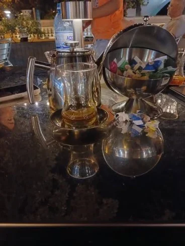 Bulvarda "Mirvari kafesində çay... 1 çaynik çay.. 2 dənə tikə qənd və 11 manat