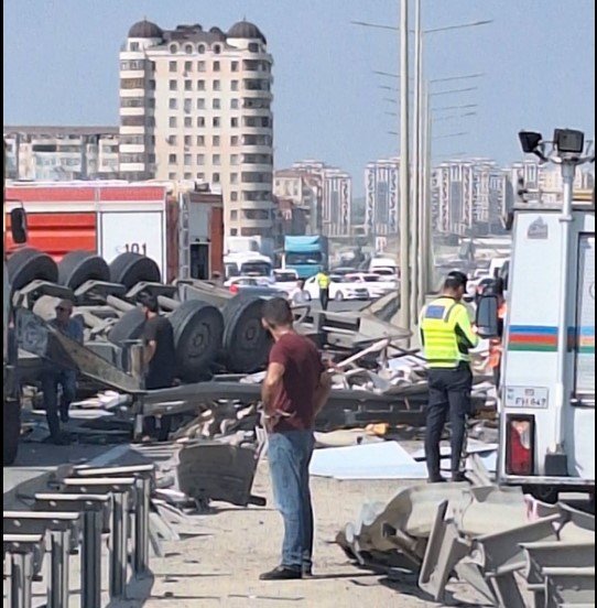 Bakı-Sumqayıt yolunda yük maşını "Ravon"un üstünə aşdı - Ölən və xəsarət alanlar var (VİDEO)