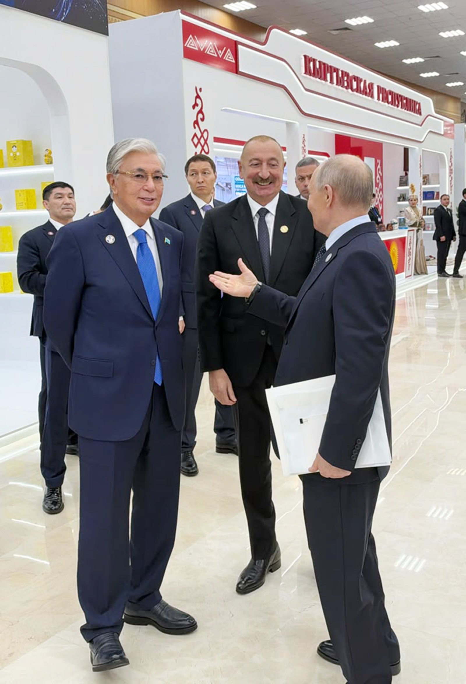 İlham Əliyev Türkmənbaşıda MDB-nin iştirakçı ölkələrinin milli stendləri ilə tanış oldu